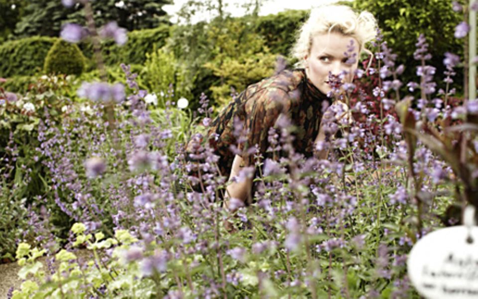 Eins und eins mit der Natur: Model Franziska Knuppe in einem Beet, das in zarten Fliedertönen gehalten ist. Eins und eins mit der Natur: Model Franziska Knuppe in einem Beet, das in zarten Fliedertönen gehalten ist.