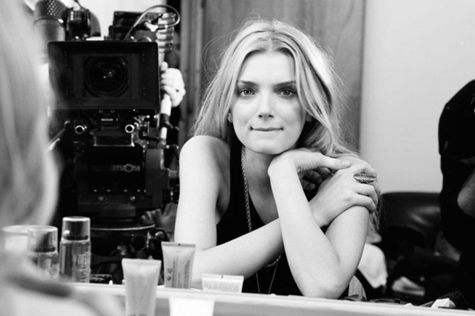 Lily Donaldson wartet Backstage auf ihren Einsatz. Lily Donaldson wartet Backstage auf ihren Einsatz.