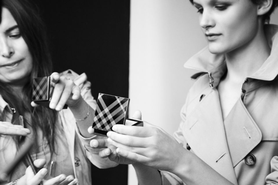 Model Nina Porter betrachtet vor dem Shhoting die neuen Make-up-Produkte von Burberry. Model Nina Porter betrachtet vor dem Shhoting die neuen Make-up-Produkte von Burberry.