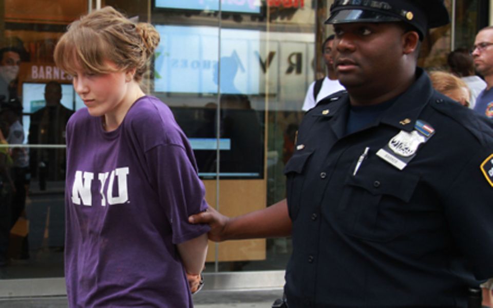 Caroline Giuliani wird in New York von einem Polizisten in Handschellen abgeführt, nachdem sie beim Diebstahl erwischt wurde.