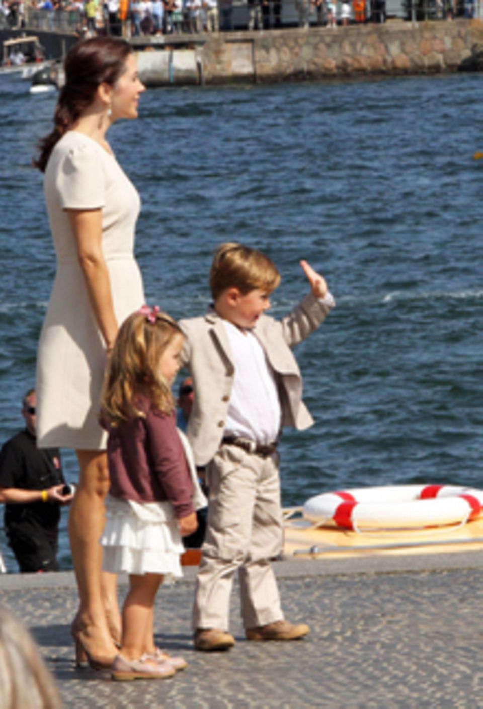 Zum 500. Geburtstag der dänischen Marine zeigte sich Prinzessin Mary mit Christian und Isabella und ganz wenig Babybauch. Zum 500. Geburtstag der dänischen Marine zeigte sich Prinzessin Mary mit Christian und Isabella und ganz wenig Babybauch.