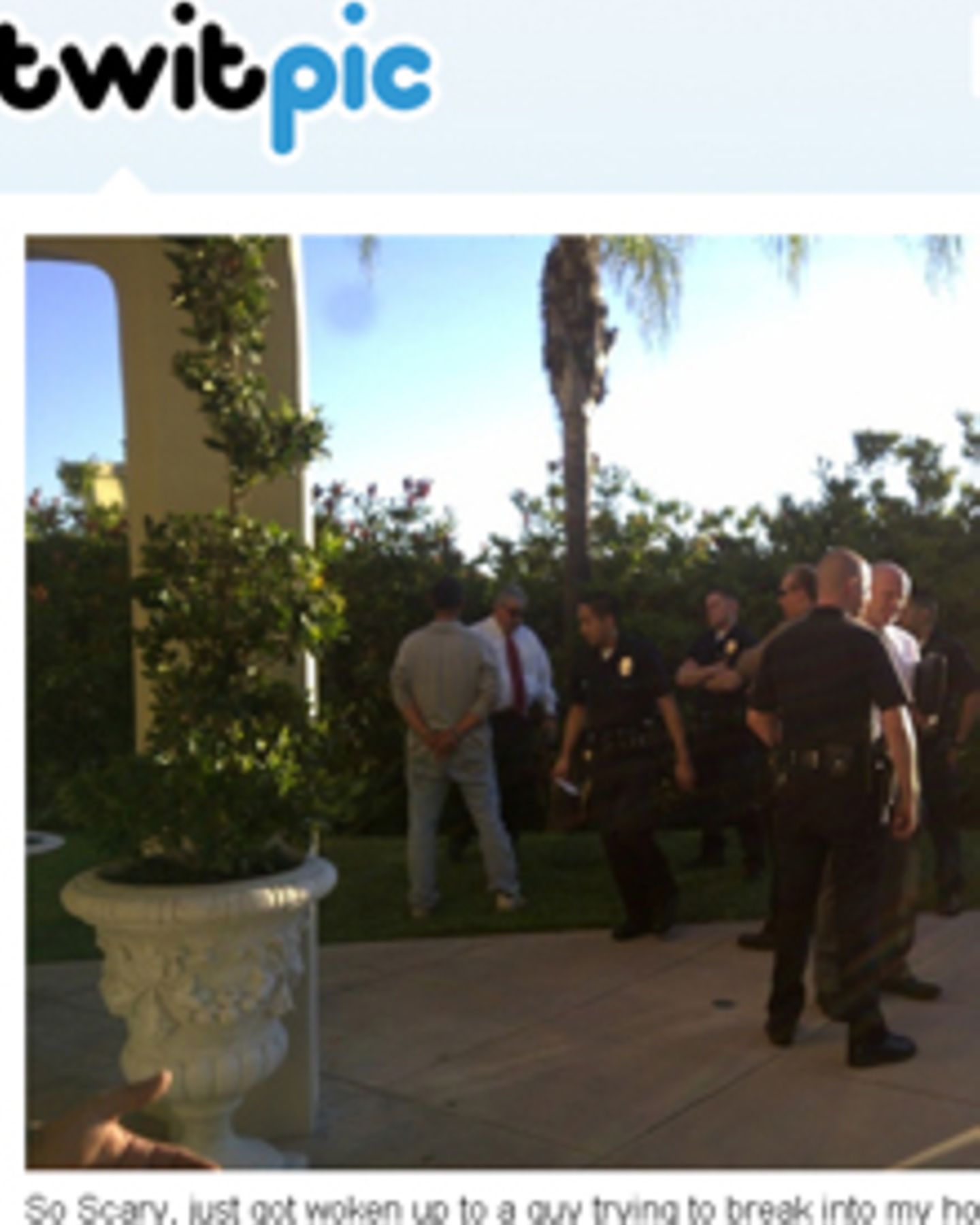 Die Polizei bei der Verhaftung des Einbrechers vor der Villa von Paris Hilton. Die Polizei bei der Verhaftung des Einbrechers vor der Villa von Paris Hilton.