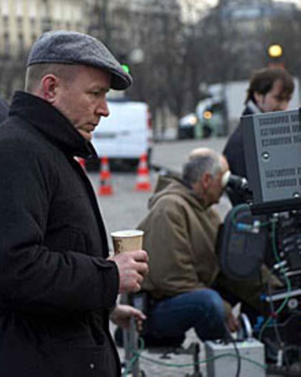 Guy Ritchie verfolgt über den Monitor konzentriert den Verlauf der Dreharbeiten.