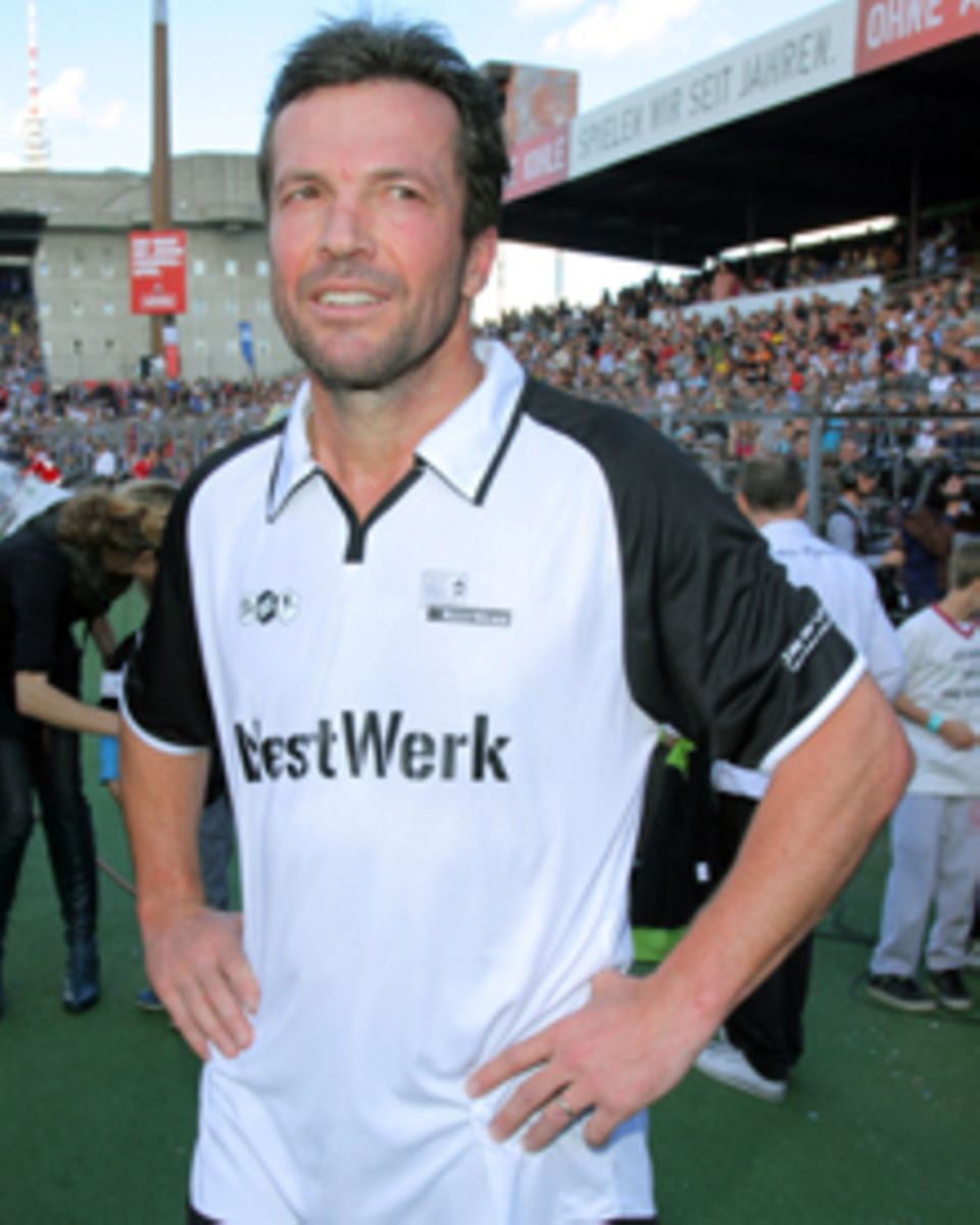 Lothar Matthäus zeigt sich bei einem Benefiz-Fußballspiel in Hamburg wieder mit Ehering Lothar Matthäus zeigt sich bei einem Benefiz-Fußballspiel in Hamburg wieder mit Ehering