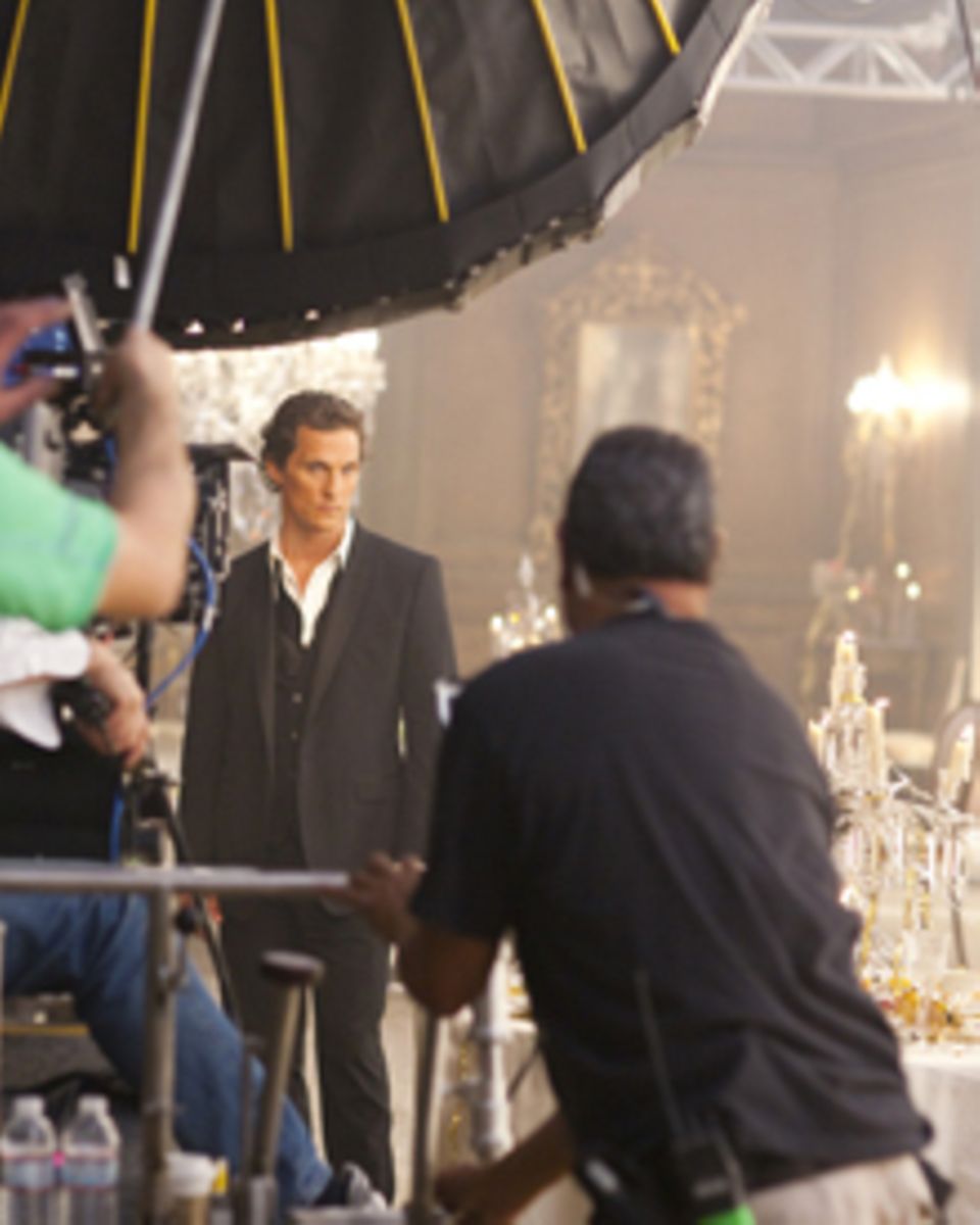 Matthew McConaughey konzentriert sich am Set für Jean-Baptiste Mondino. Matthew McConaughey konzentriert sich am Set für Jean-Baptiste Mondino.