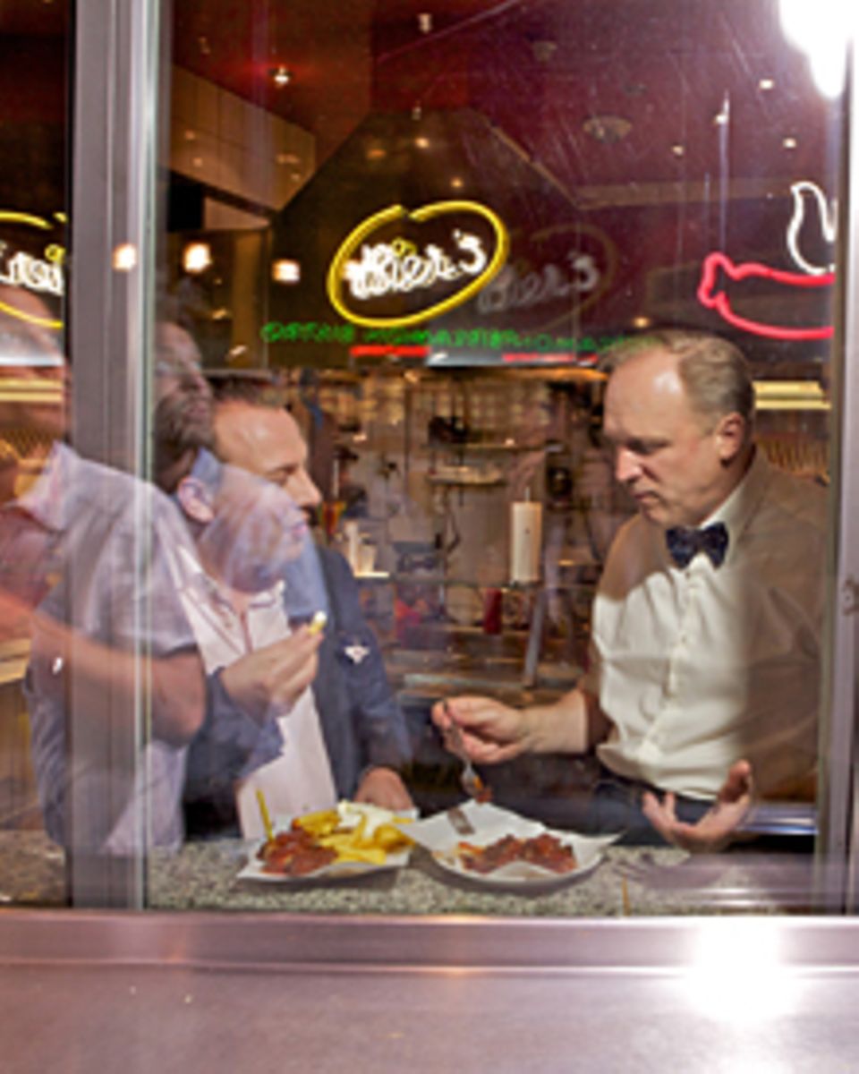 23.45 Uhr - Im "Bier’s"-Imbiss in Berlin-Mitte stärken sich die zwei mit Currywurst und Pommes.