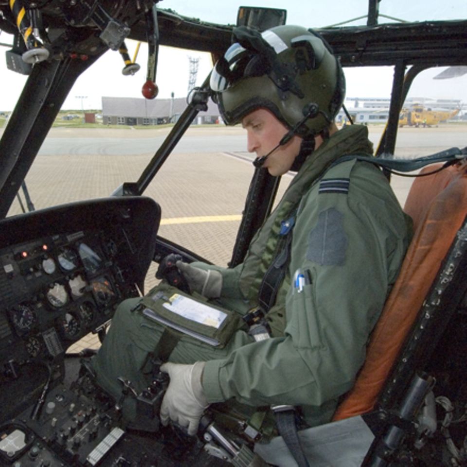 Alles unter Kontrolle: Prinz William in Piloten-Uniform im Cockpit eines Hubschraubers.