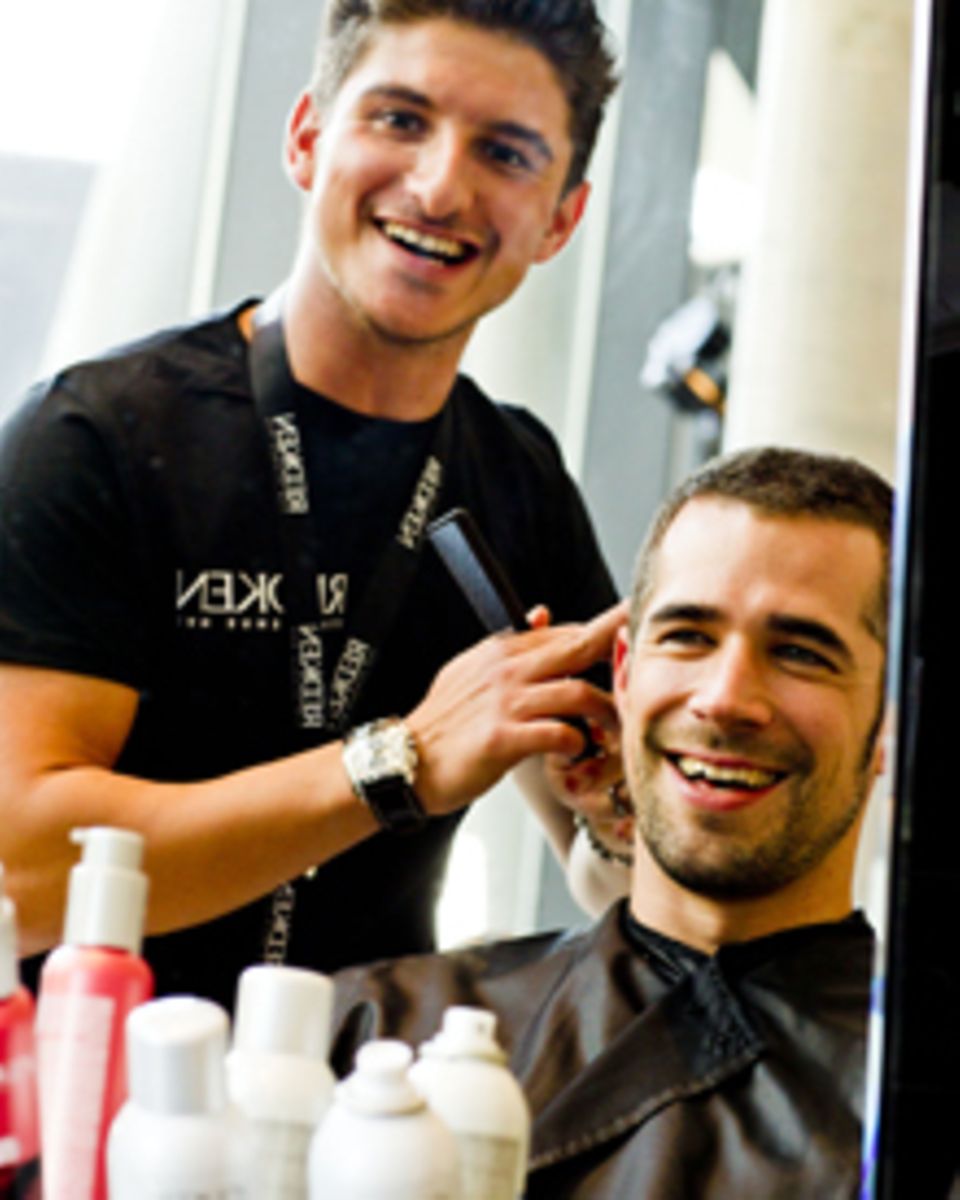 Auch Jo Weil nahm in Frankfurt gerne auf dem Friseurstuhl Platz. Auch Jo Weil nahm in Frankfurt gerne auf dem Friseurstuhl Platz.