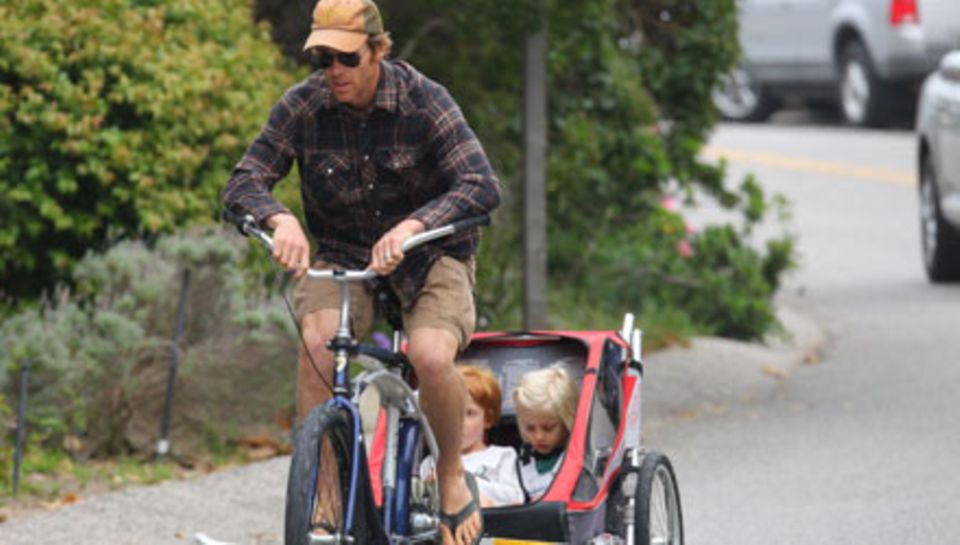 Julia Roberts' Gatte Danny Moder unternimmt mit den Zwillingen Phinnaeus und Hazel auch gerne Fahrradtouren. Julia Roberts' Gatte Danny Moder unternimmt mit den Zwillingen Phinnaeus und Hazel auch gerne Fahrradtouren.