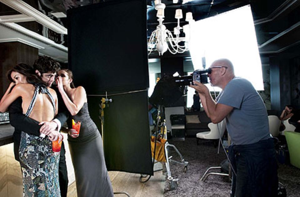 Umgeben von schönen Frauen: Ein Blick hinter die Kulissen des Fotoshootings mit Benicio del Toro. Umgeben von schönen Frauen: Ein Blick hinter die Kulissen des Fotoshootings mit Benicio del Toro.