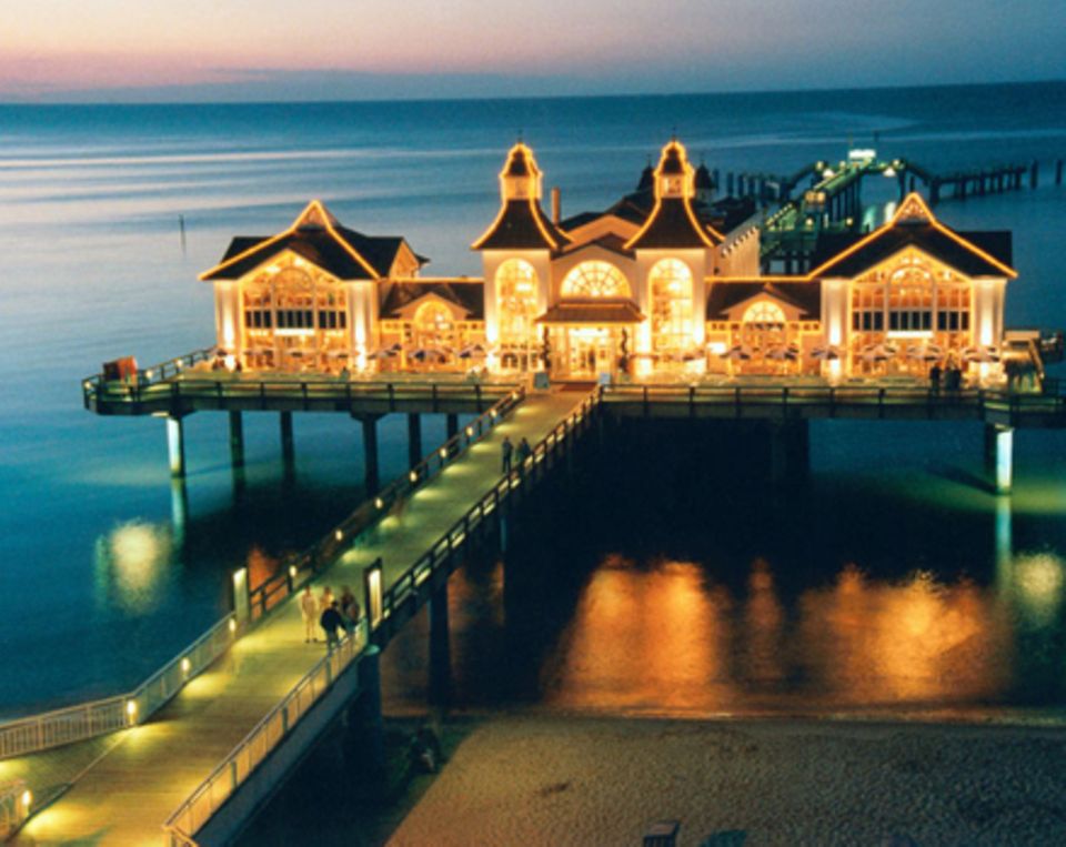 Eine Hochzeit auf Rügen auf der Selliner Seebrücke lässt das maritime Herz höher schlagen. Eine Hochzeit auf Rügen auf der Selliner Seebrücke lässt das maritime Herz höher schlagen.
