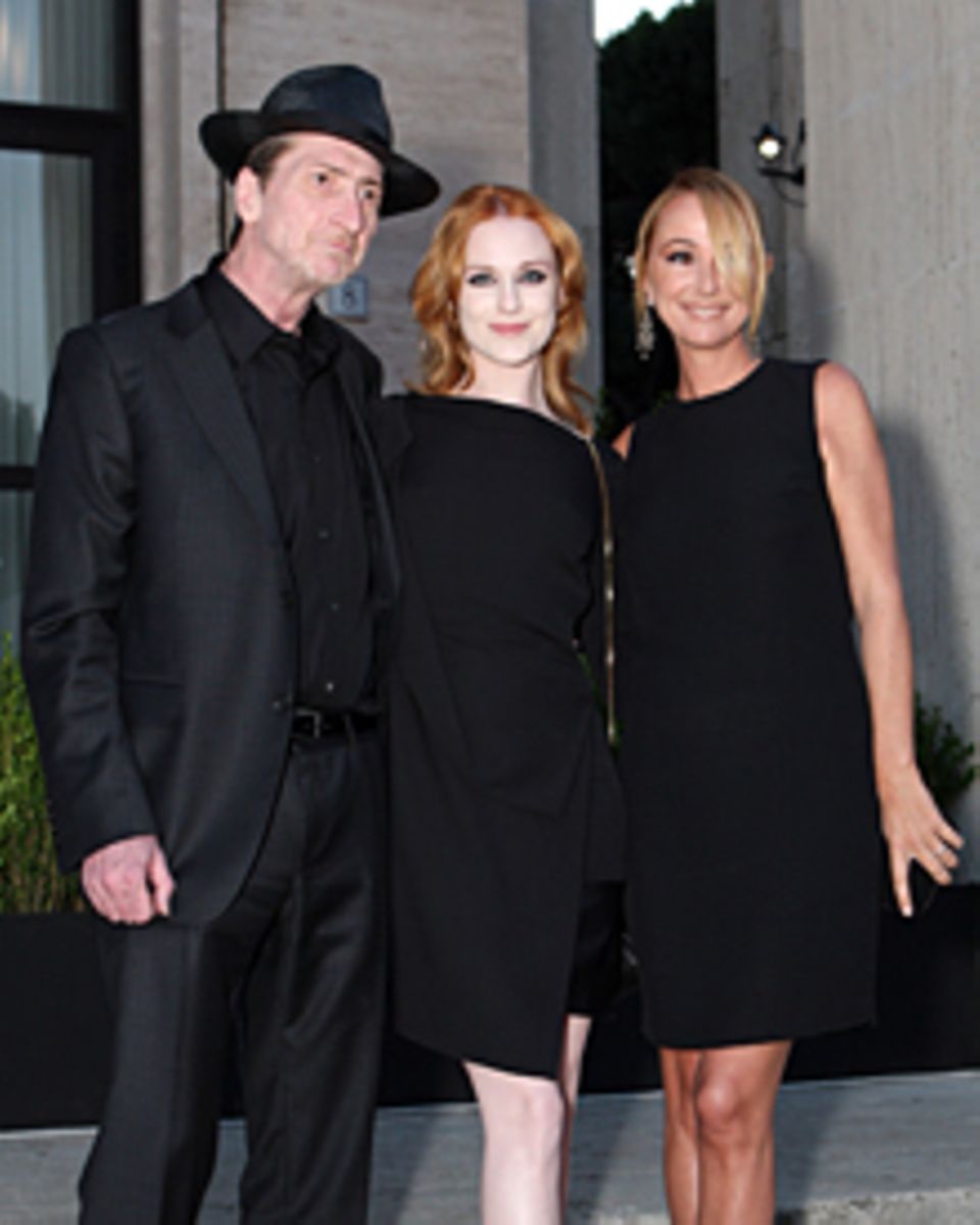 Regisseur Frank Miller, 53, und Schauspielerin Evan Rachel Wood, 23, wirkten beim "Guilty"-Start mit. Rechts daneben die Gastgeb