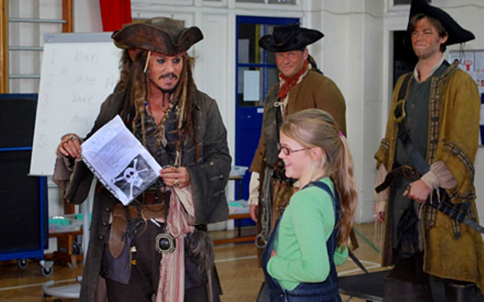 Ihr Hilferuf wurde erhört: Johnny Depp besuchte Beatrice Delap und ihre Freunde als Captain Jack Sparrow. Ihr Hilferuf wurde erhört: Johnny Depp besuchte Beatrice Delap und ihre Freunde als Captain Jack Sparrow.