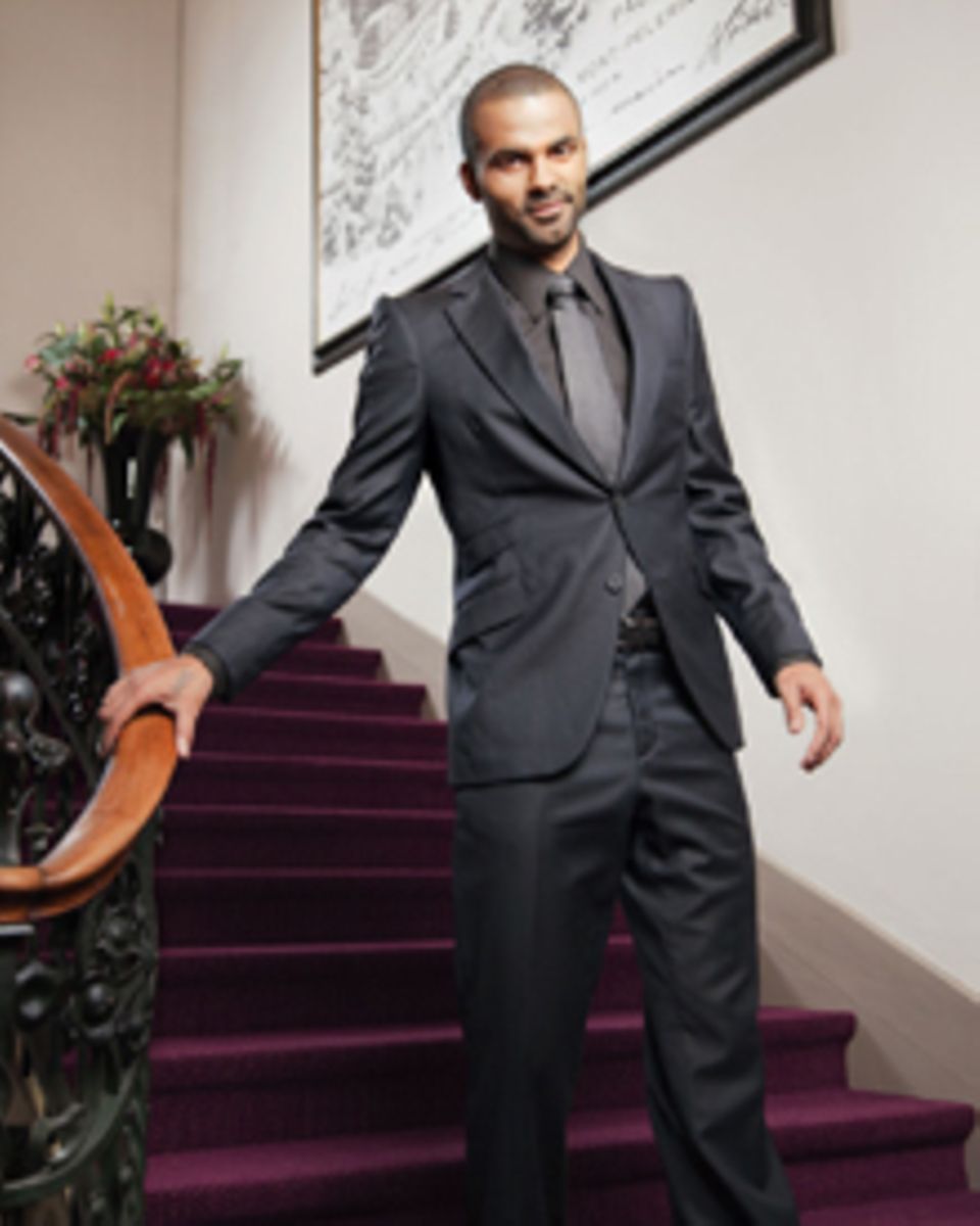 Tony Parker posiert für ein Foto auf der Treppe. Tony Parker posiert für ein Foto auf der Treppe.
