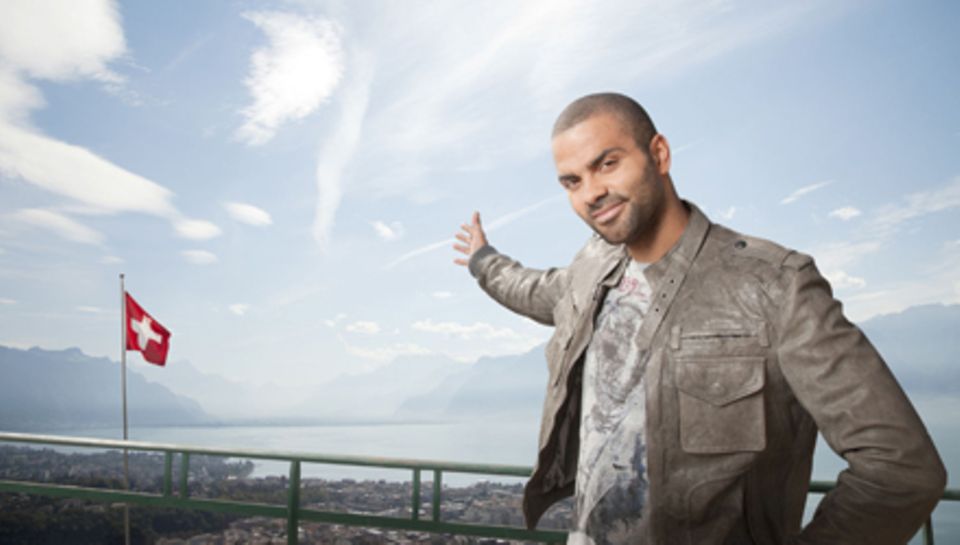 Tony Parker zeigt auf den Genfersee. Tony Parker zeigt auf den Genfersee.
