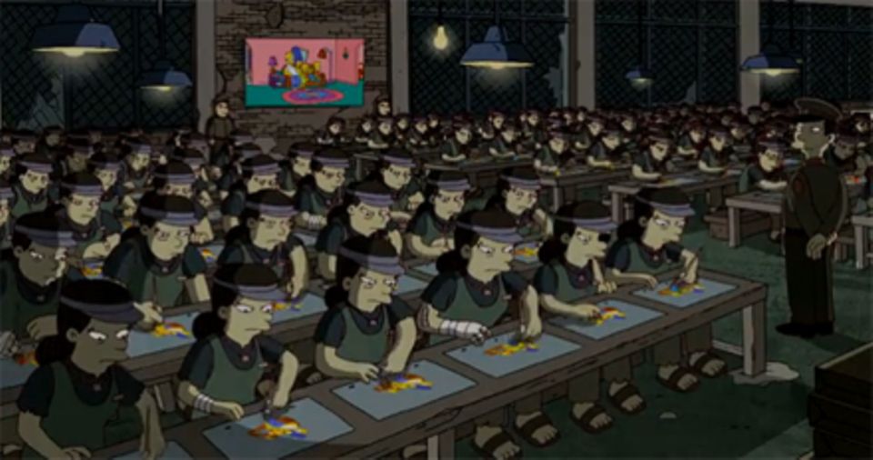 Hier kommt der Film im Vorspann: Eine Halle mit Simpsons-Arbeitssklaven, dazu wehmütige Musik. Verantwortlich für das Kunststück