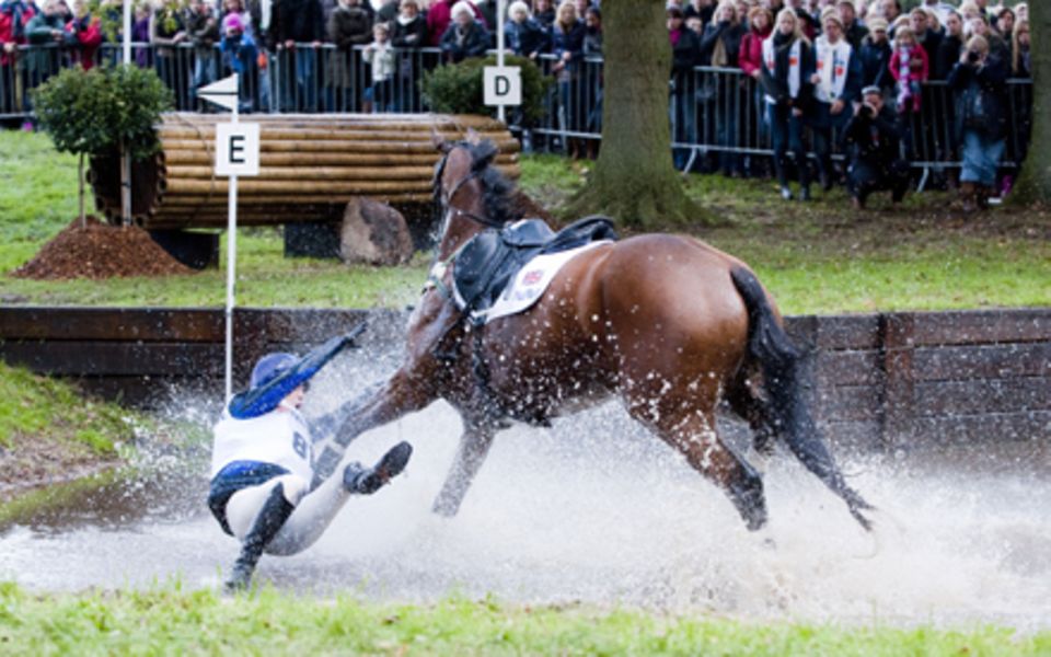Der Unfall: Zara Phillips landet dank der Luftkissen in ihrer Jacke relativ weich. Der Unfall: Zara Phillips landet dank der Luftkissen in ihrer Jacke relativ weich.