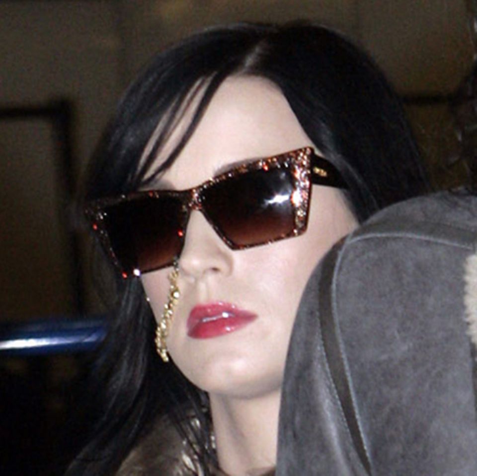 Katy Perry bei ihrer Abreise am Londoner Flughafen mit traditioneller Nasenkette. Katy Perry bei ihrer Abreise am Londoner Flughafen mit traditioneller Nasenkette.
