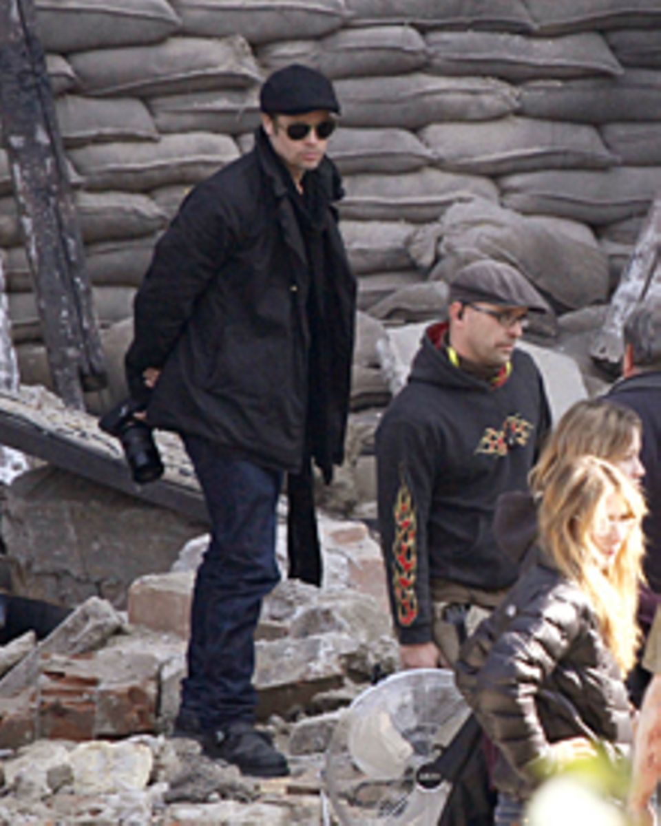 Brad Pitt ganz privat: Als Setbesucher fotografiert er viel. Zwischendurch gibt er den ungarischen Fans immer wieder Autogramme. Brad Pitt ganz privat: Als Setbesucher fotografiert er viel. Zwischendurch gibt er den ungarischen Fans immer wieder Autogramme.