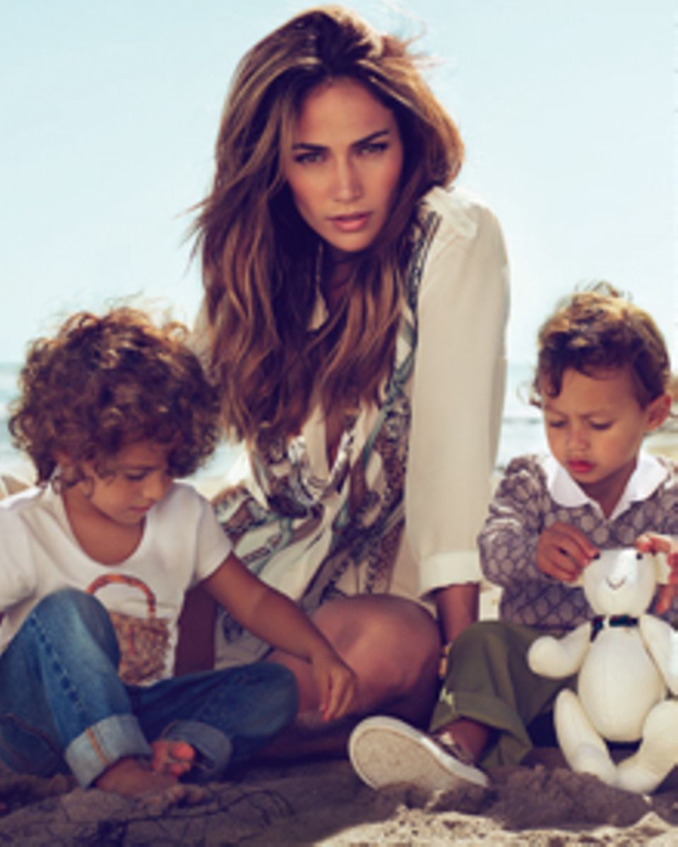 Jennifer Lopez posiert mit ihren Kindern Max und Emme für die Kampagne der neuen Gucci-Kinderkollektion. Jennifer Lopez posiert mit ihren Kindern Max und Emme für die Kampagne der neuen Gucci-Kinderkollektion.