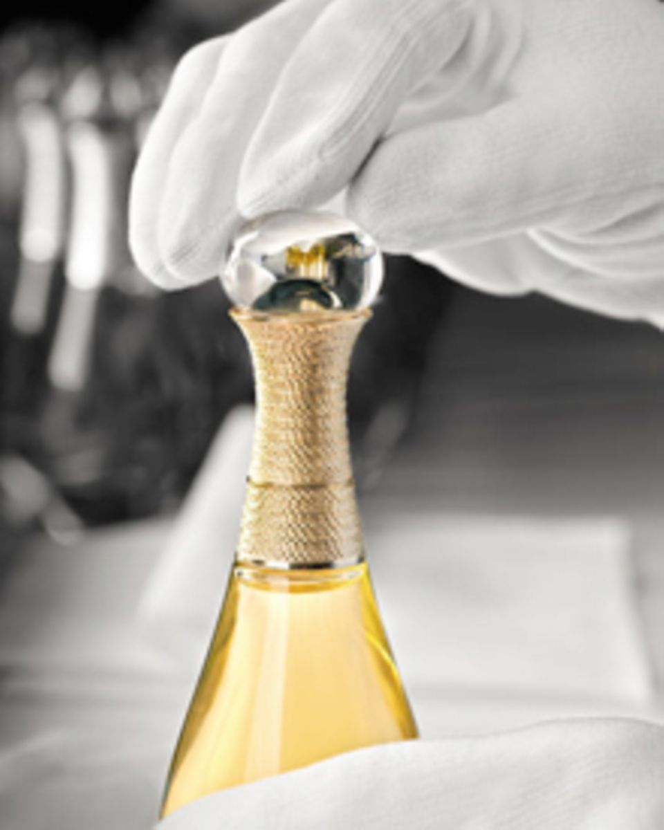 Filigrane Feinarbeit beim goldenen Flakon des neuen Dior-Dufts "J'adore L'Or".