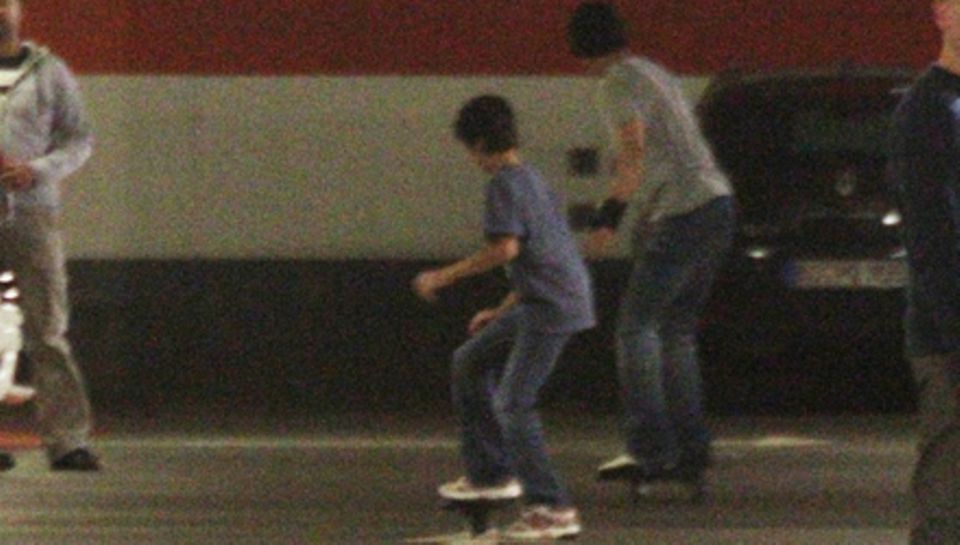 Shahrukh Khan und sein Sohn probierten die neu erstandenen Wave-Boards in einem Berliner Parkhaus aus.