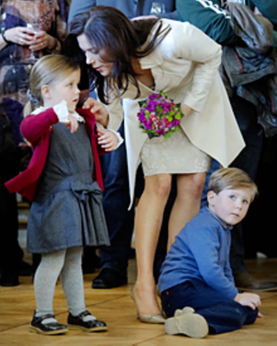 Prinzessin Mary mit den Kindern Isabella und Christian bei der Einweihung von Schloss Amalienburg. Prinzessin Mary mit den Kindern Isabella und Christian bei der Einweihung von Schloss Amalienburg.