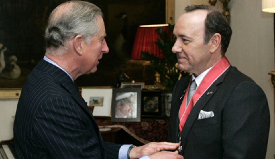 Prinz Charles verlieh Kevin Spacey den Orden am Mittwoch, 3. November, in einer privaten Zeremonie in Clarence House.
