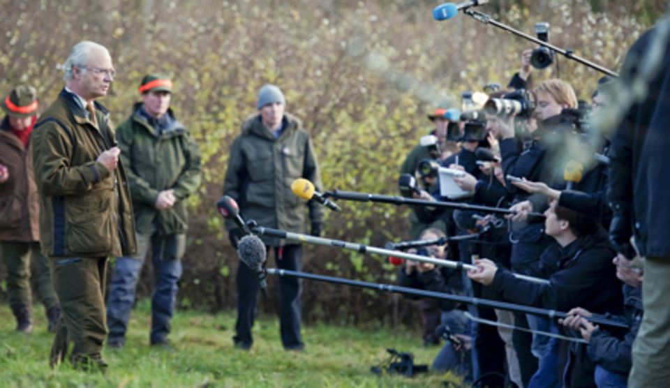 König Carl XVI. Gustaf unterbricht die Elchjagd, um gegenüber der Presse am Erscheinungstags des Skandalbuches Stellung zu nehme