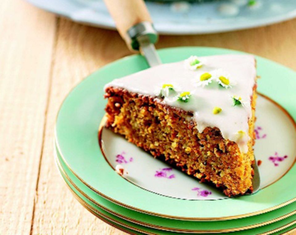 Rüeblikuchen mit Gänseblümchen ist einfach nachzubacken. Rüeblikuchen mit Gänseblümchen ist einfach nachzubacken.