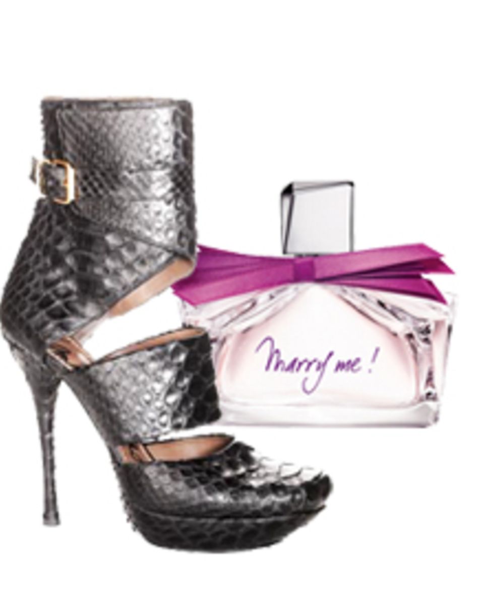 Sexy: Schlangenstilettos aus der aktuellen Saison. Verspielt: das neue Parfum "Marry me!" Sexy: Schlangenstilettos aus der aktuellen Saison. Verspielt: das neue Parfum "Marry me!"