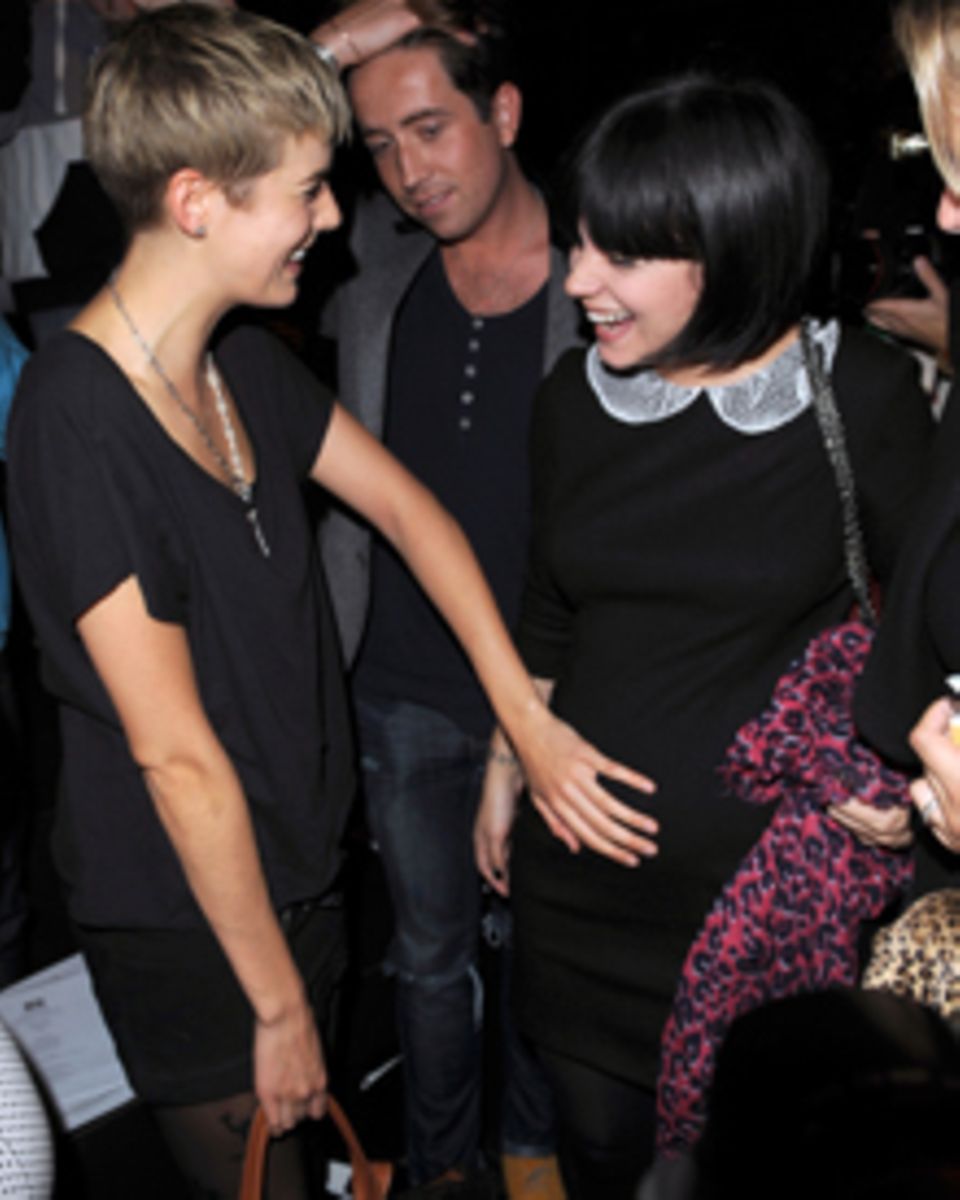 Voller Vorfreude auf ihr erstes Kind alberte die schwangere Lily Allen vor zwei Monaten im Rahmen der Londoner Fashion Week mit Voller Vorfreude auf ihr erstes Kind alberte die schwangere Lily Allen vor zwei Monaten im Rahmen der Londoner Fashion Week mit