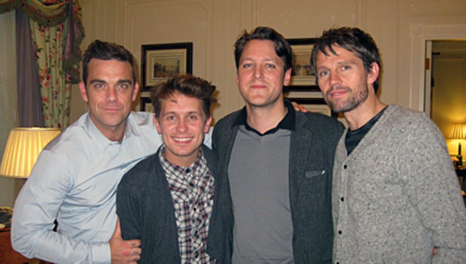 GALA-Chefreporter Hauke Herffs (2. v. r.) traf sich in London mit Robbie, Mark und Jason. GALA-Chefreporter Hauke Herffs (2. v. r.) traf sich in London mit Robbie, Mark und Jason.