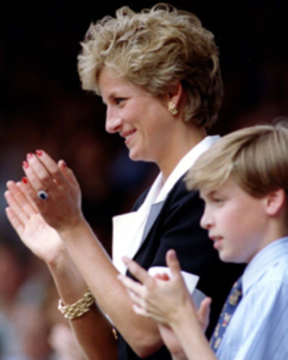Prinz William mit seiner verstorbenen Mutter Prinzessin Diana. Sie trägt hier den Ring, der nun die Hand von Williams zukünftige Prinz William mit seiner verstorbenen Mutter Prinzessin Diana. Sie trägt hier den Ring, der nun die Hand von Williams zukünftige