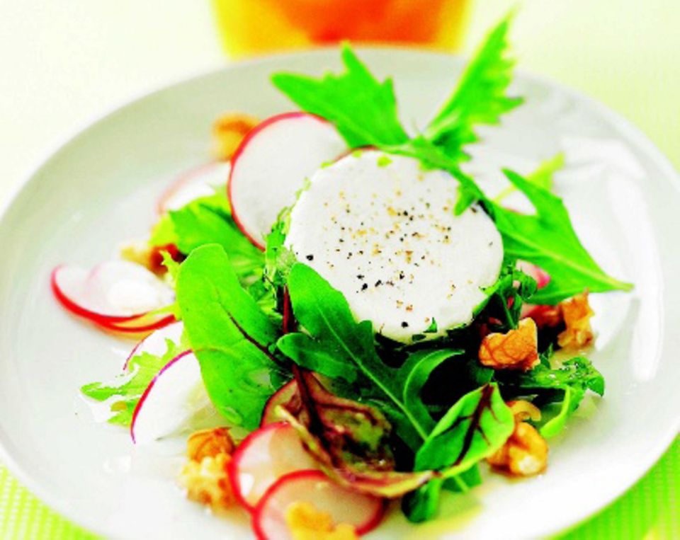 Sehr sommerlich und leicht, Salat mit Ziegenkäsetalern. Sehr sommerlich und leicht, Salat mit Ziegenkäsetalern.