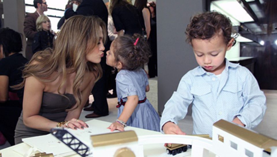 Belohnungsküsschen: Emme präsentierte die Kleidchen beim Launch der Gucci-Kids-Kollektion in Beverly Hills wie ein alter Catwalk Belohnungsküsschen: Emme präsentierte die Kleidchen beim Launch der Gucci-Kids-Kollektion in Beverly Hills wie ein alter Catwalk