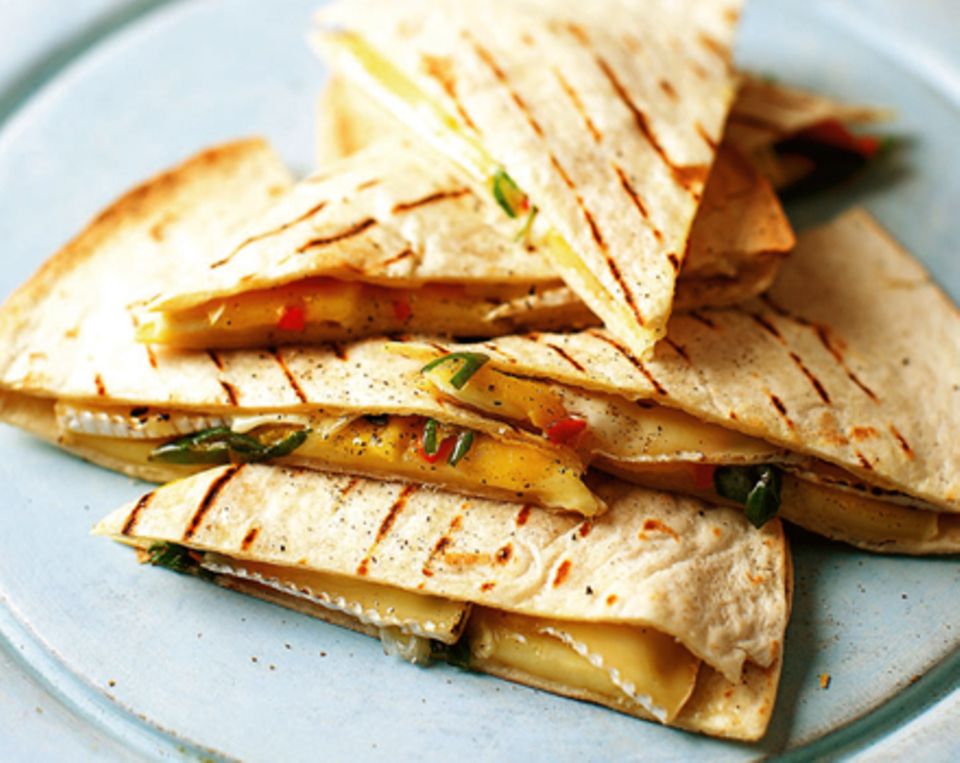 Pikante Brie-Quesadillas sind schnell gemacht. Pikante Brie-Quesadillas sind schnell gemacht.