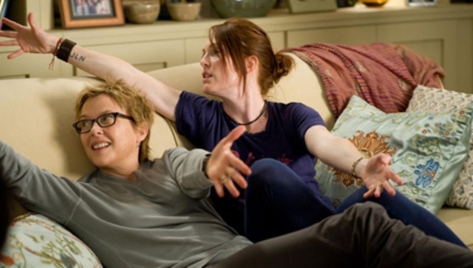 Julianne Moore (r.) und Annette Bening spielen in der Komödie "The Kids Are All Right" ein lesbisches Elternpaar, das eine tiefe