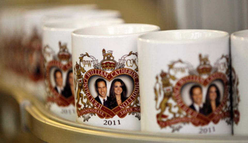 Hier laufen täglich hunderte Tassen vom Band. Bis zur Hochzeit könnte jeder Brite eine auf seinem Kaffeetisch stehen haben.