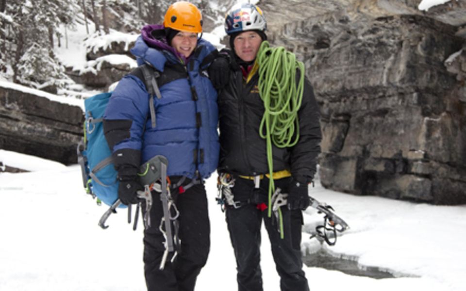 Jessica Schwarz mit ihrem Trainer beim Eiswand-Klettern in Kanada.
