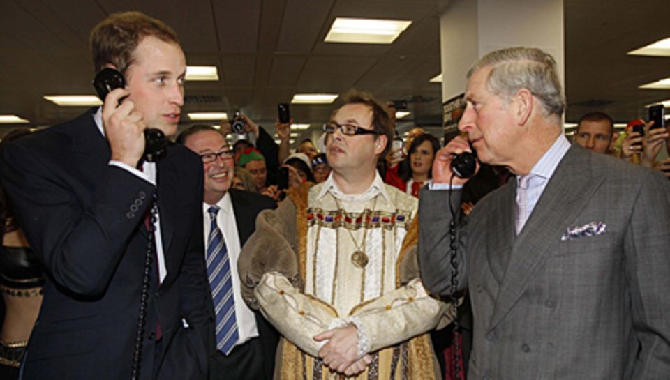 Derselbe Sinn für Humor: Als Prinz William bei einem Charity-Event mit einem finnischen Reeder verhandelte, fragte sein Vater zu Derselbe Sinn für Humor: Als Prinz William bei einem Charity-Event mit einem finnischen Reeder verhandelte, fragte sein Vater zu