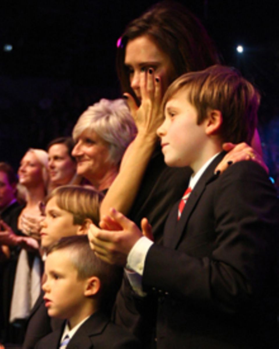Victoria Beckham zeigt sich, hier mit ihren drei Söhnen, sichtlich gerührt von der Dankesrede ihres Mannes David bei den "BBC's