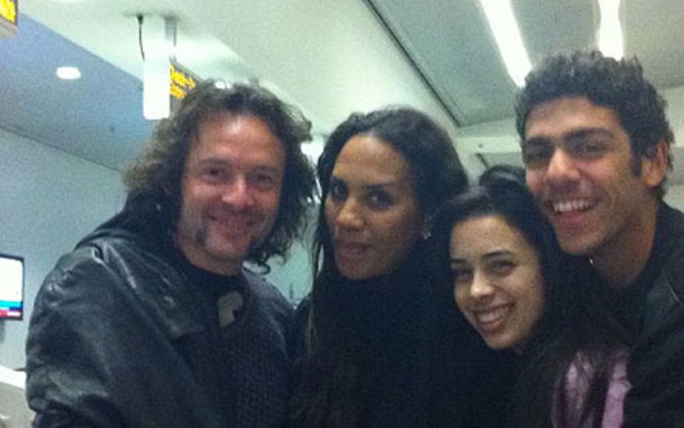 Arne Quinze, Barbara Becker, Rafaela Remy und Noah Becker posieren am Flughafen von Miami fürs Familienalbum.