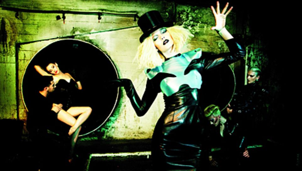 Vorbild Helmut Newton: Auch für das Schwarzkopf-Shooting zeigt Ellen von Unwerth ihre Frauen selbstbewusst und verwegen (hier Ka Vorbild Helmut Newton: Auch für das Schwarzkopf-Shooting zeigt Ellen von Unwerth ihre Frauen selbstbewusst und verwegen (hier Ka