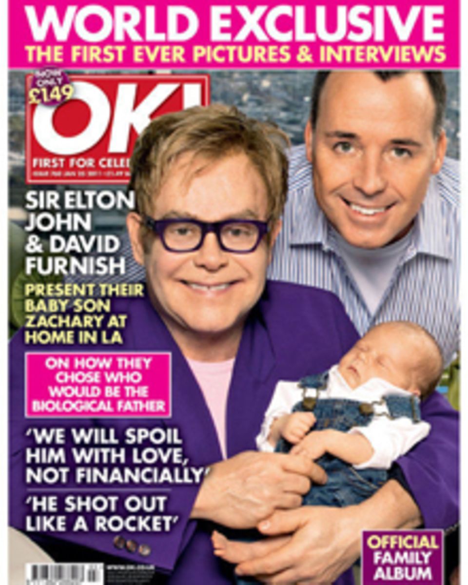Elton John und David Furnish posieren für das Cover der britischen "Ok! magazine" mit Baby Zacharary in Los Angeles. Elton John und David Furnish posieren für das Cover der britischen "Ok! magazine" mit Baby Zacharary in Los Angeles.