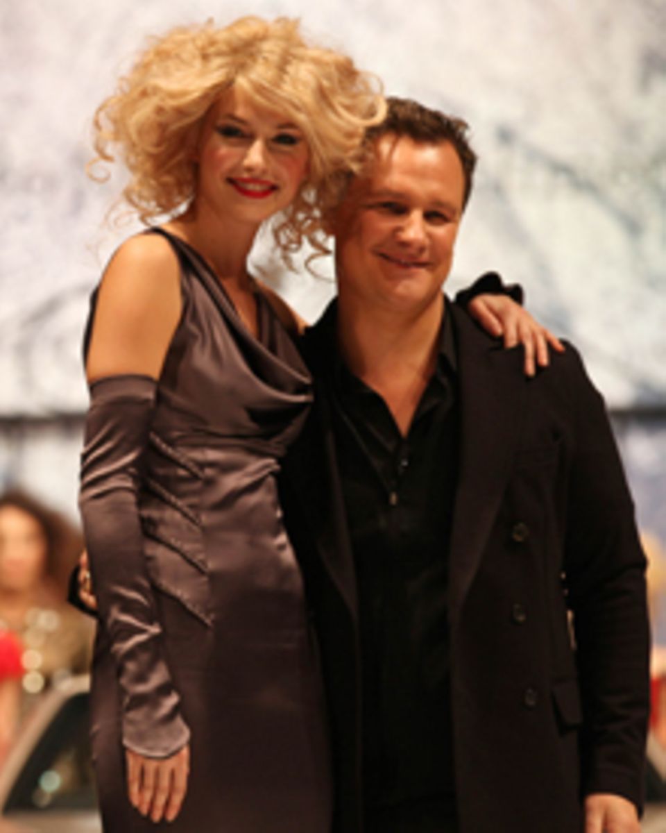 Lena Gercke posiert mit Designer Guido Maria Kretschmer.