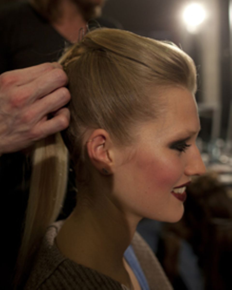 Die Haare der Models wurden von den "Wella Professionals"-Trend-Coaches streng nach hinten gestylt. Das Deckhaar wurde als eine Die Haare der Models wurden von den "Wella Professionals"-Trend-Coaches streng nach hinten gestylt. Das Deckhaar wurde als eine