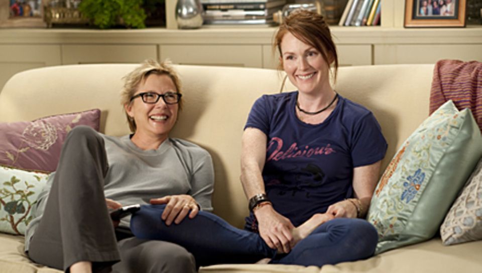 Happy together: Annette Bening und Julianne Moore spielen in "The Kids Are All Right" ein lesbisches Paar. Happy together: Annette Bening und Julianne Moore spielen in "The Kids Are All Right" ein lesbisches Paar.