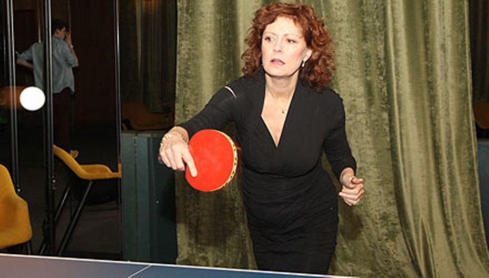 Susan Sarandon zeigt, was sie an der Tischtennis-Platte kann.