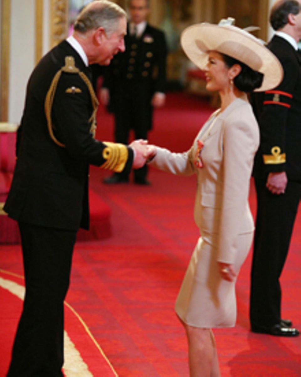 Ein Moment den sie nie vergisst: Prinz Charles übergibt Catherine Zeta-Jones den Ritterorden "Commander of the British Empire".